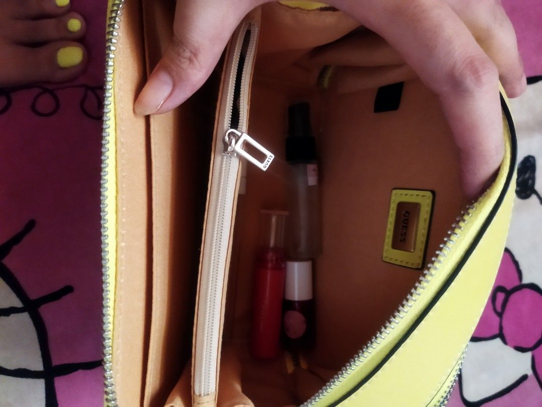 guess sling bag (Category: Luxury Bags & Wallets) located in Pateros City. Submitted by moira1985 (Listing ID 1241804603, Image 2). Description: guess sling bag good as new neon green/ apple green no flaws.
