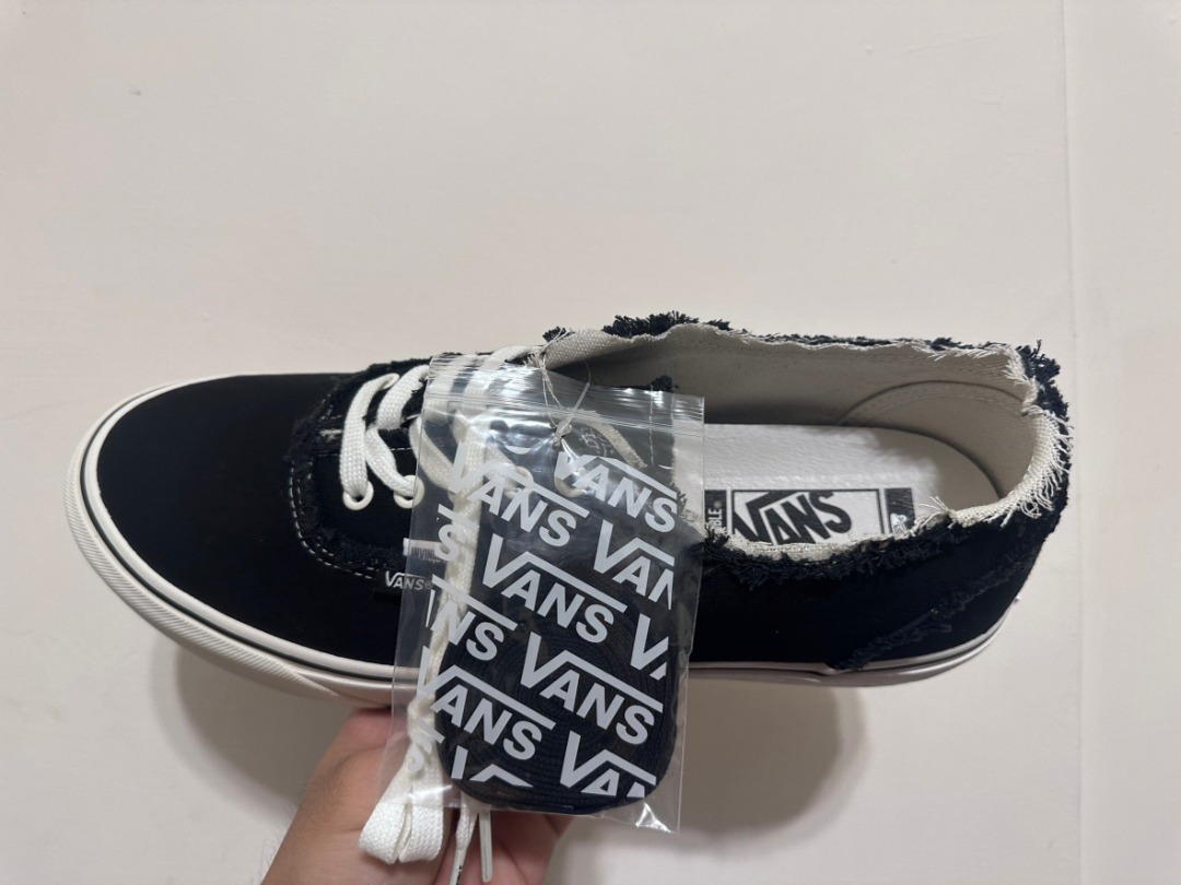 Invincible X Vans era 低筒, 他的時尚, 鞋類, 休閒鞋、涼鞋在旋轉拍賣