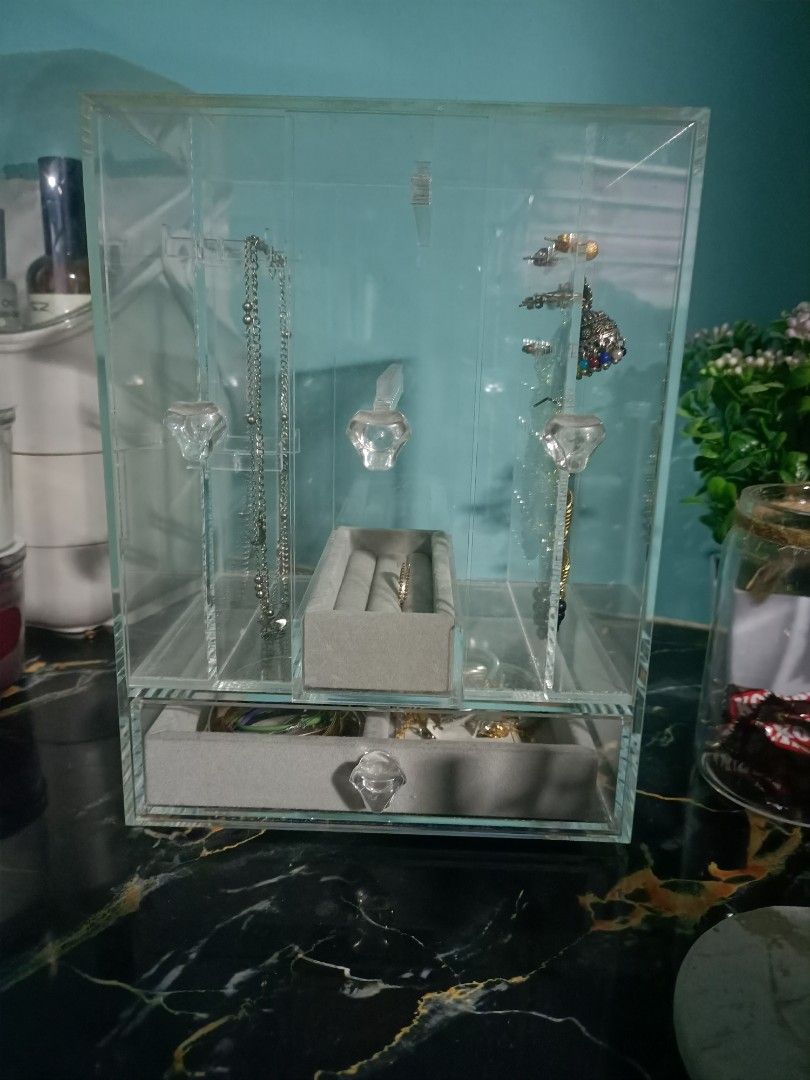Glass box hotsell jewelry display