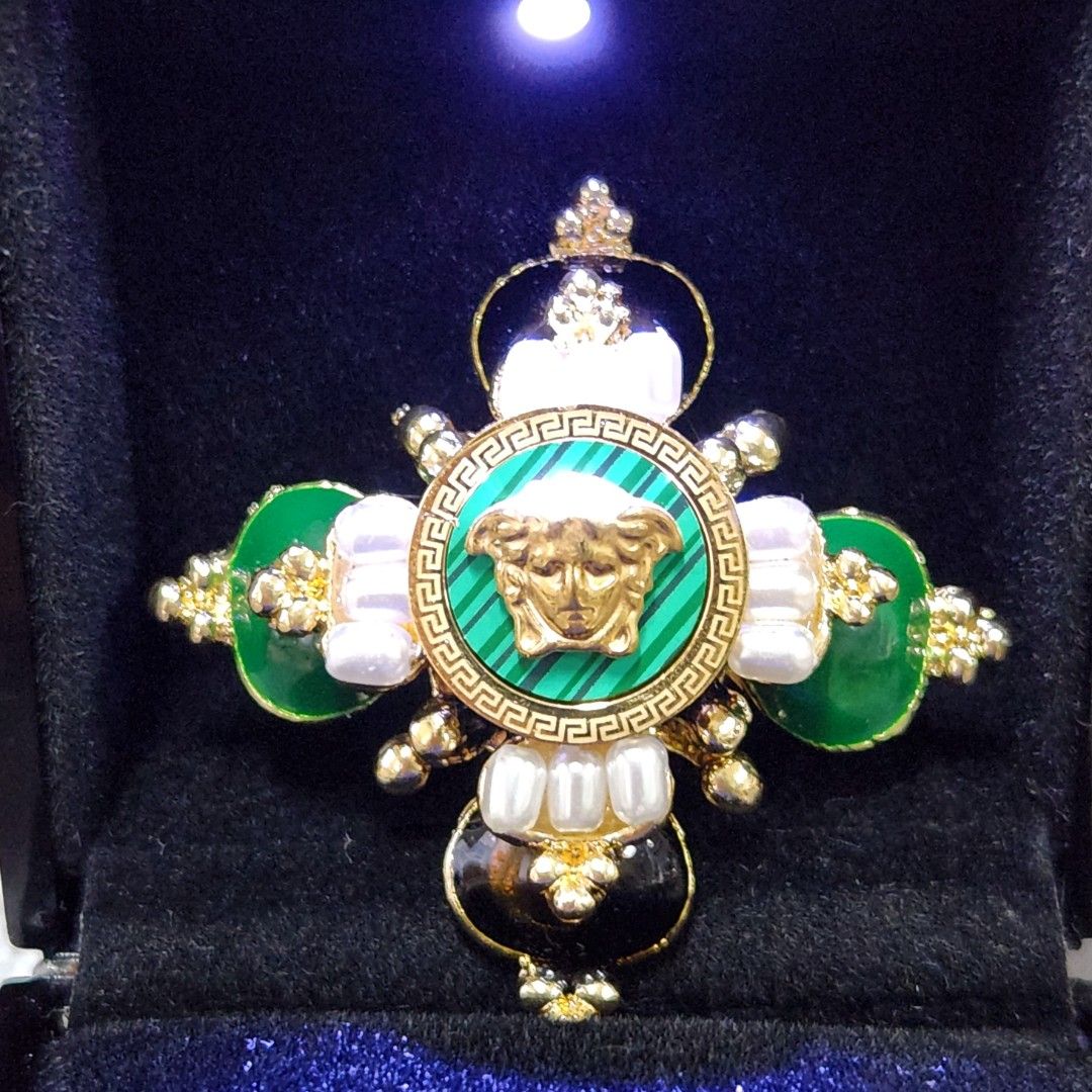 Medusa brooch new arrivals