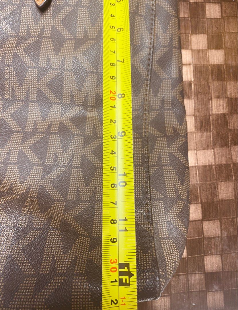 MK MICHAEL KORS Tote Bag AUTHENTIC (Category: Luxury Bags & Wallets) located in Pasig City. Submitted by funhuntr (Listing ID 1241822314, Image 3). Description: Michael Kors Tote Bag Rank AB, lightly used prior to being kept in storage. Personal collection (my mom's), definitely NOT THRIFTED Pls manage expectations for pre-loved items, kindly purchase from the store at full price if mint condition is preferred. Bag is in very good used condition 