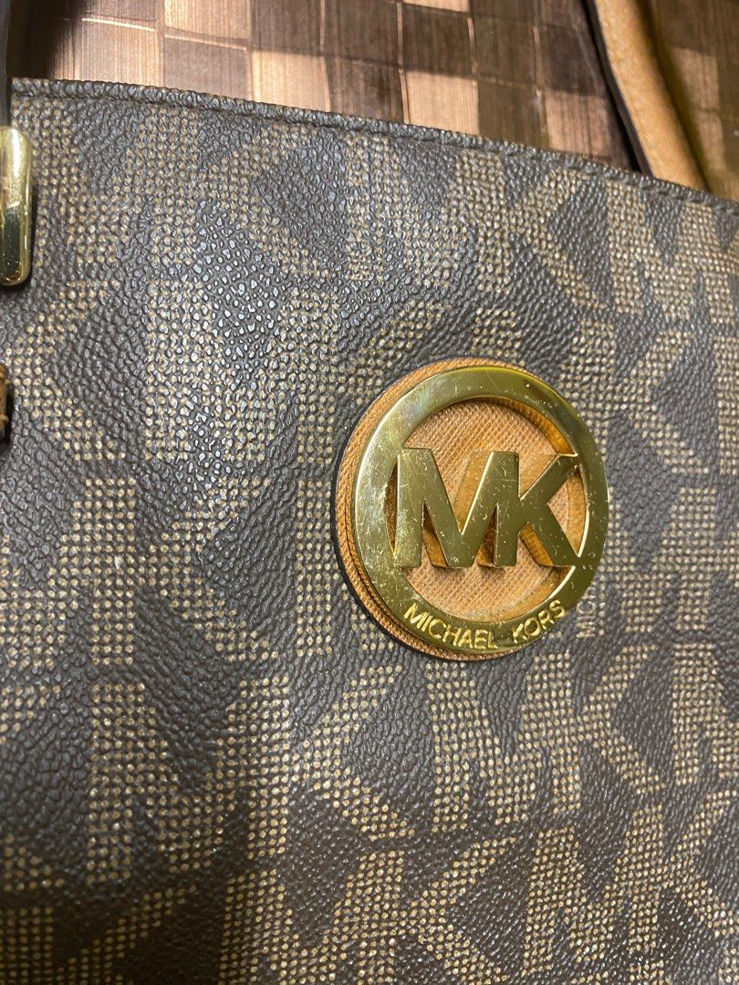 MK MICHAEL KORS Tote Bag AUTHENTIC (Category: Luxury Bags & Wallets) located in Pasig City. Submitted by funhuntr (Listing ID 1241822314, Image 2). Description: Michael Kors Tote Bag Rank AB, lightly used prior to being kept in storage. Personal collection (my mom's), definitely NOT THRIFTED Pls manage expectations for pre-loved items, kindly purchase from the store at full price if mint condition is preferred. Bag is in very good used condition 
