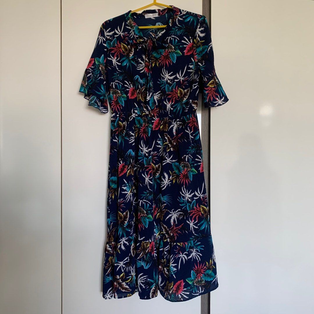 brandy melville dress in navy floral, Women's Fashion, Dresses & Sets,  Dresses on Carousell