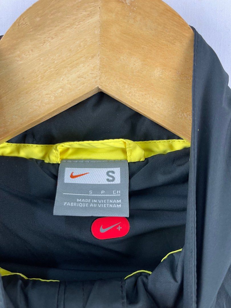 NIKE WINDBREAKER YELLOW, Men's Fashion, Activewear on Carousell