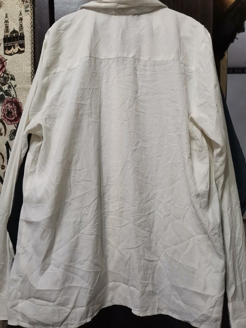 Off white blouse (Category: Blouses) located in Kuala Lumpur. Submitted by sofeasudin (Listing ID 1241922525, Image 2). Description: Kain jenis licin. Tak panas. Muat S-M.