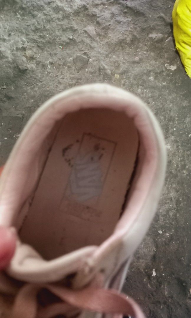 How to clean store light pink vans