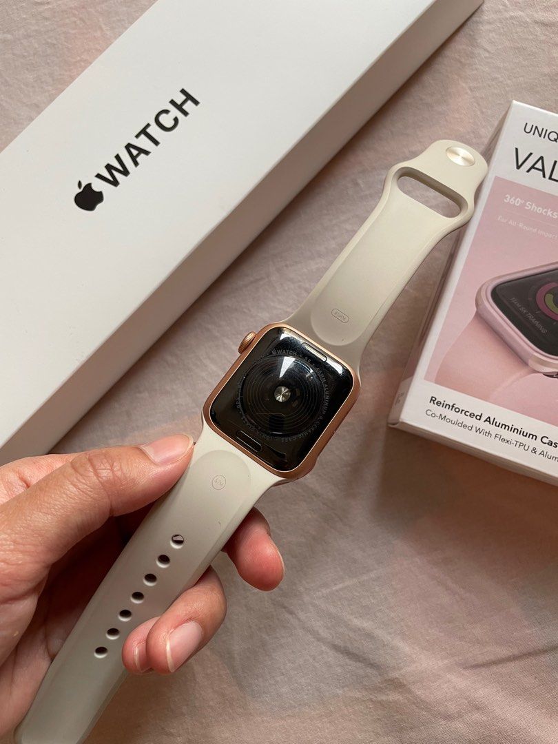 Apple Watch SE Gold Aluminium Case Starlight Sport Band 40MM
