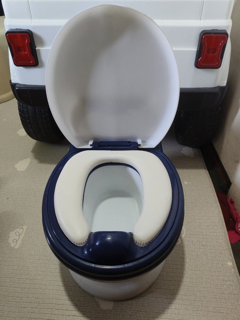 Baby potty trainer toilet (Category: Baby Toiletries & Grooming) located in Taguig. Submitted by sshyn_08 (Listing ID 1241978921, Image 2). Description: Baby potty trainer toilet.new na stock lang po..