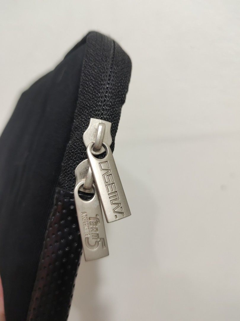 Case Max Tech Pouch (Category: Laptop Bags & Sleeves) located in Baguio. Submitted by PreiLoveMaria (Listing ID 1242126724, Image 3). Description: Case Max Tech Pouch Excellent condition No flaws L: 8" H: 6" Foamed interior Please check the detailed photos Shipping is J&t only No COD/COP.