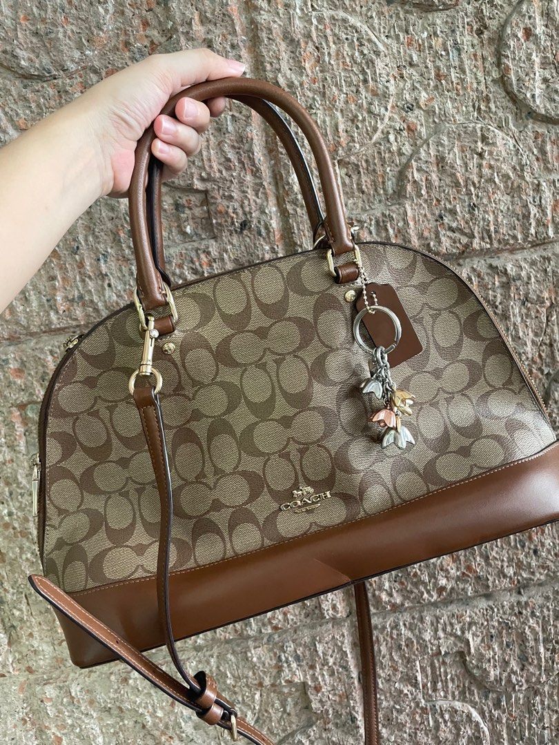 Authentic Coach Katy Satchel (Pre-loved) (Category: Luxury Bags & Wallets) located in San Fernando. Submitted by akcd12 (Listing ID 1241967812, Image 2). Description: Product Details: ✨100% authentic ✨Lightly used ✨comes with free auth coach keychain ✨ with detachable strap Signature coated canvas and smooth leather Inside zip pocket Zip closure, fabric lining Handles with 3 3/4” drop Outside zip pocket Detachable strap with 22” drop for shoulder