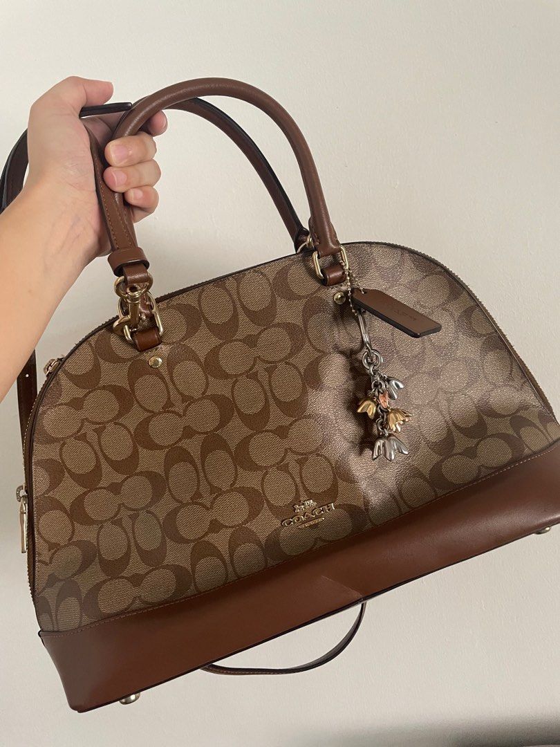 Authentic Coach Katy Satchel (Pre-loved) (Category: Luxury Bags & Wallets) located in San Fernando. Submitted by akcd12 (Listing ID 1241967812, Image 1). Description: Product Details: ✨100% authentic ✨Lightly used ✨comes with free auth coach keychain ✨ with detachable strap Signature coated canvas and smooth leather Inside zip pocket Zip closure, fabric lining Handles with 3 3/4” drop Outside zip pocket Detachable strap with 22” drop for shoulder