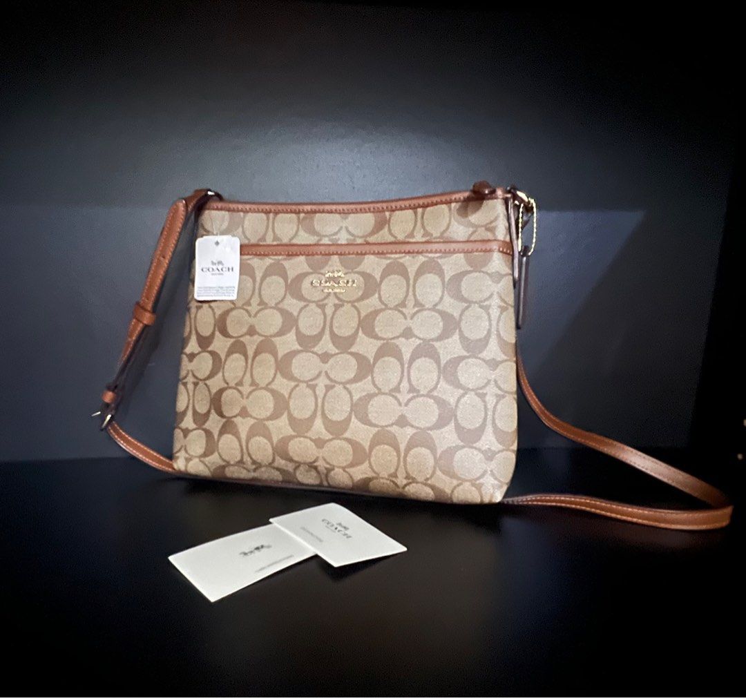 Coach Heart Crossbody Bag White, Women's Fashion, Bags & Wallets, Cross-body  Bags on Carousell