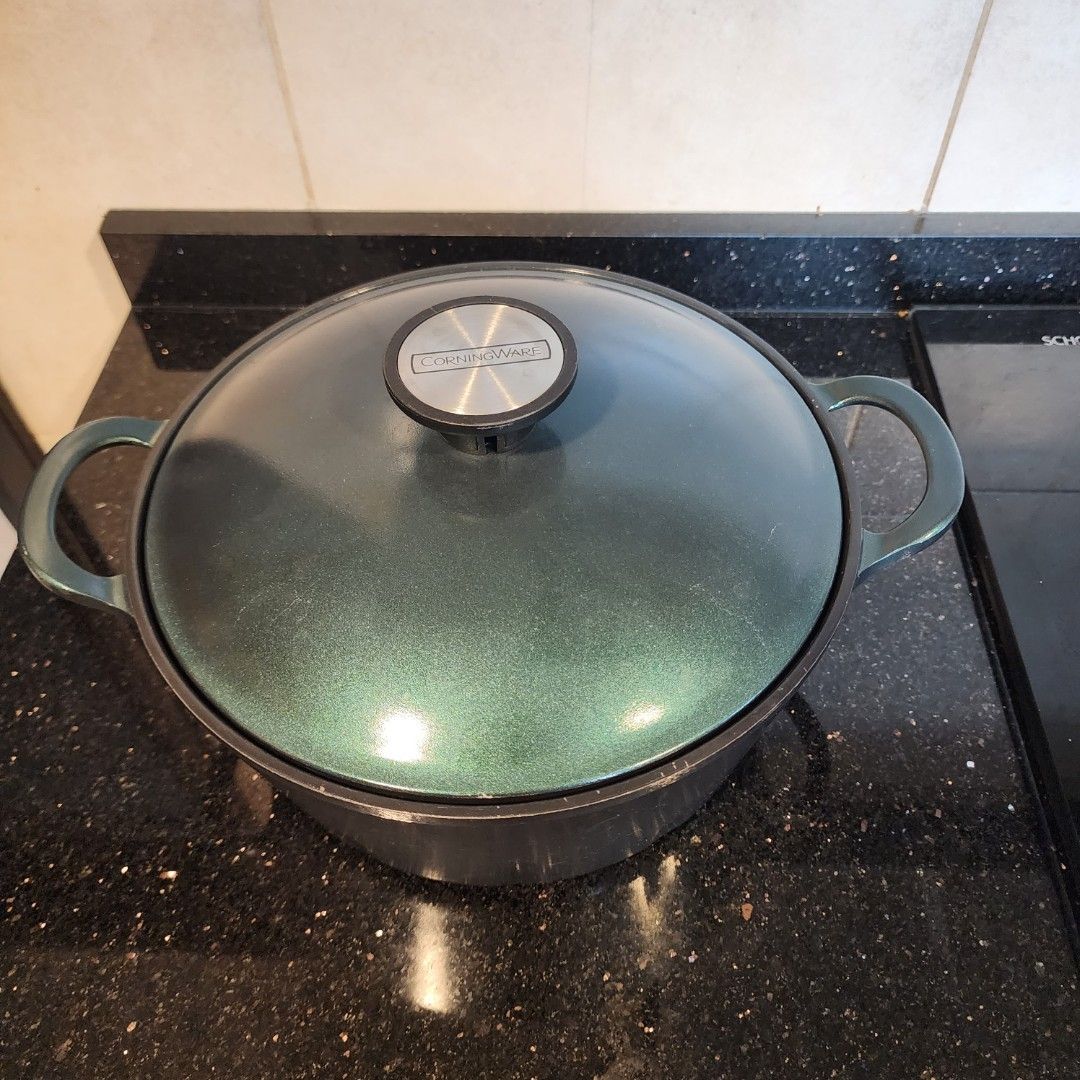 Corningware cooking pot, Furniture & Home Living, Kitchenware