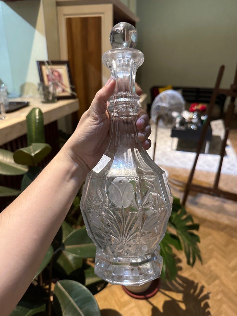 Decanter / Wine (Category: Wine Cellar & Storage) located in Pateros City. Submitted by waiteetee (Listing ID 1242104387, Image 3). Description: Crystal decanter.