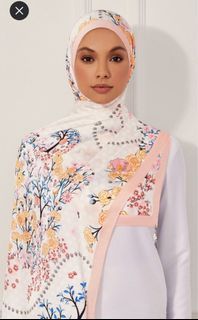 DUCK Winnie the pooh x Duck Shawl in Kanga
