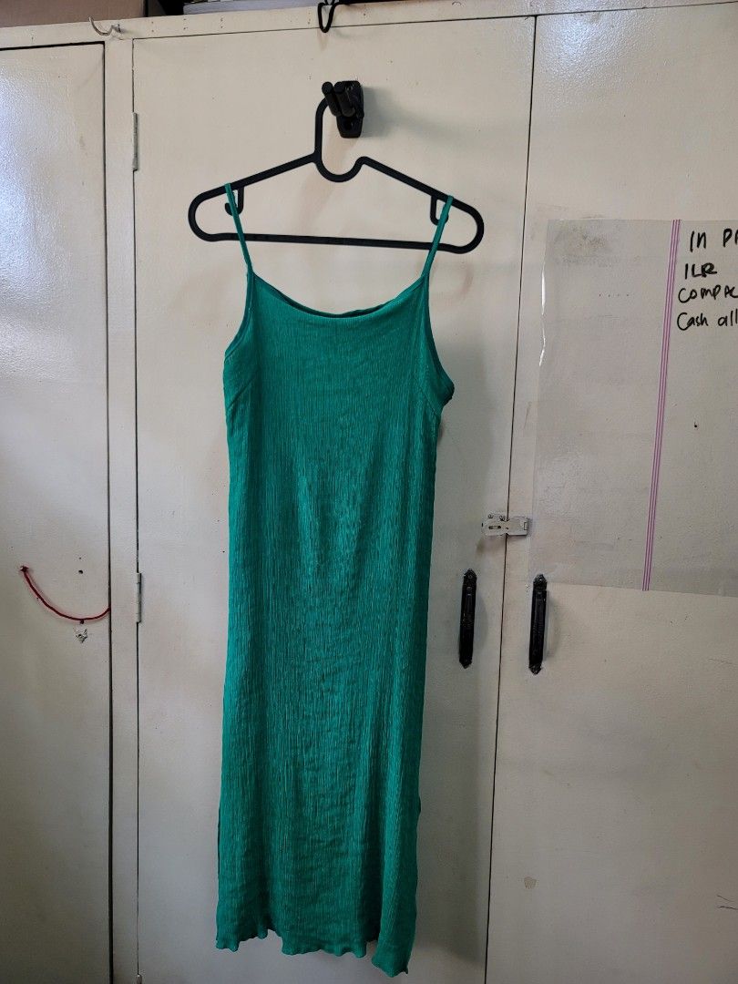 Emerald Green Cami Spaghetti Dress (Category: Dresses) located in Valenzuela. Submitted by rische (Listing ID 1241988354, Image 1). Description: 》Please make reading a habit《 Spaghetti Strap Dress Adjustable Color: Emerald Green Size: Small to Medium Fabric is like crepe. With very low slit on the sides. With inner linings Reservation is only 3 days from date of offer 🛵 Mode of Delivery/Shipping (MOD) shouldered by buyer Lalamove Grab Express J&