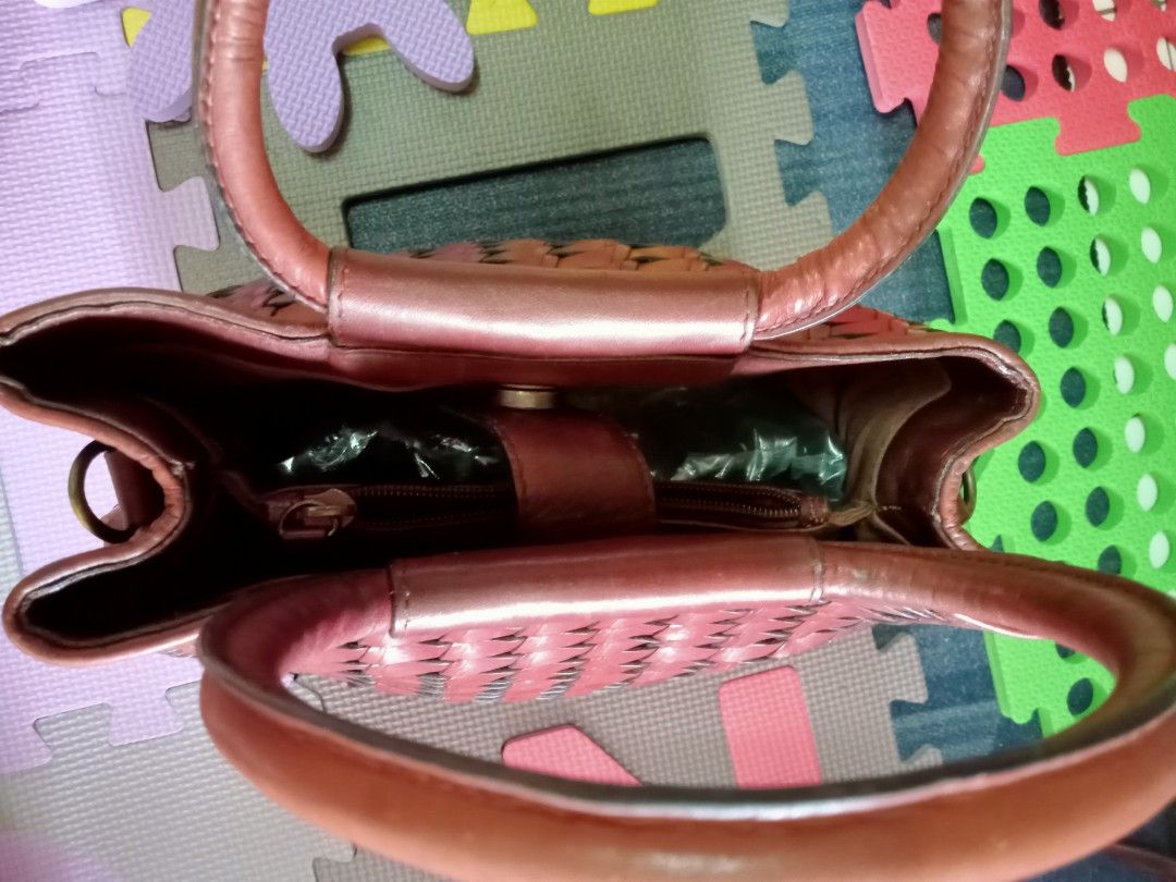 Fossil (Category: Bags & Wallets) located in Subang Jaya. Submitted by khaleedaakmal_fish (Listing ID 1241963921, Image 3). Description: good condition lebar 25cm panjang 22cm leather.