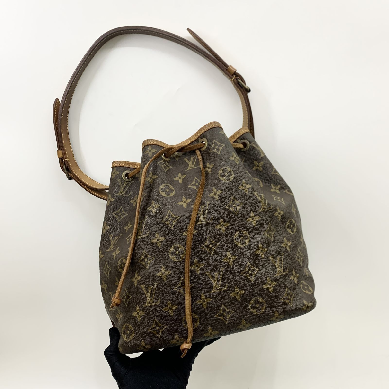 Louis Vuitton Petit Noe Monogram Bucket Handbag, Luxury, Bags & Wallets on  Carousell