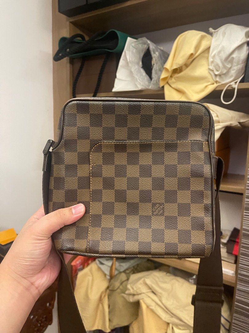 lv sling bag (Category: Luxury Bags & Wallets) located in San Jose. Submitted by elio777 (Listing ID 1242060044, Image 1). Description: rfs- decluttering (authentic lv sa green belt nabili) can do meet ups pag kaya yung location pwede rin videocall) wala na po yung orig dust bag and box but i can provide orig dust bag pa naman pero galing sa iba kong bag.