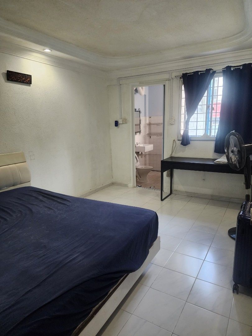 Masterbedroom. Malay single landlady. IMMED. NEAR AIRPORT.WALK TO MRT ...