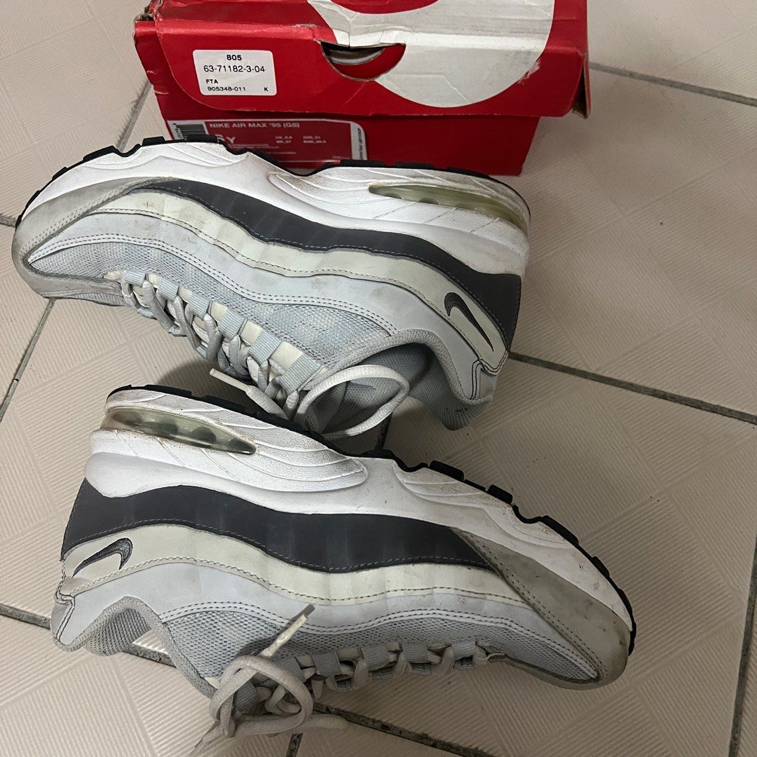 Nike air max 95 灰白24cm, 她的時尚, 鞋, 運動鞋在旋轉拍賣