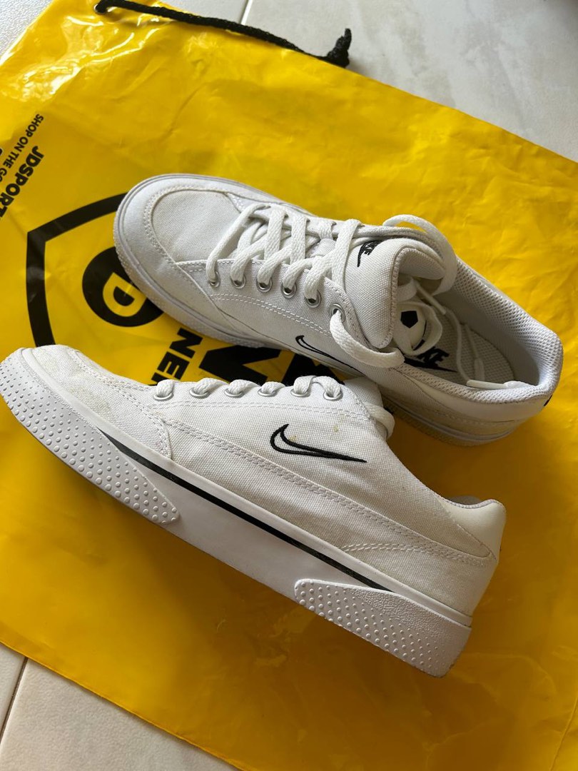 White hotsell nike vans