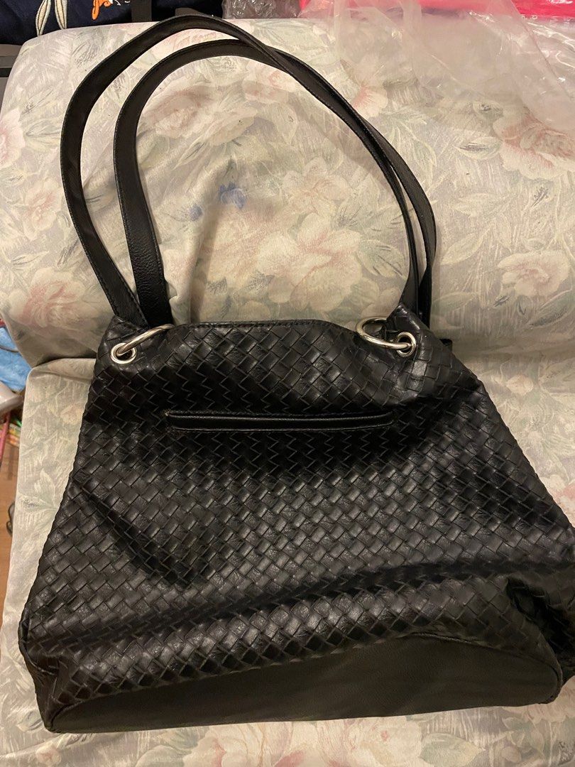 Nine West Bag (Category: Shoulder Bags) located in Caloocan City. Submitted by alexxxxx19 (Listing ID 1242123329, Image 2). Description: No flaws Sf to be shouldered by buyer. Shipping via J&T/grab/lalamove Meet up: QC/BGC.
