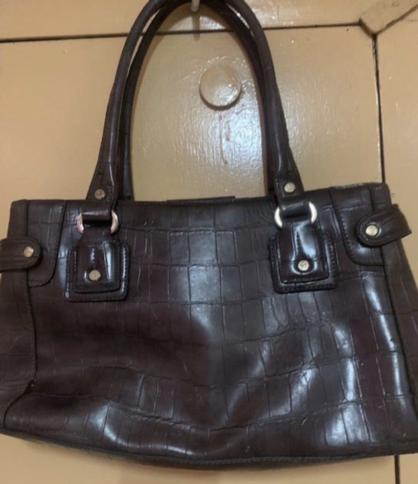 Original Liz Claiborne Bag (Category: Purses & Pouches) located in San Pedro. Submitted by pluslass (Listing ID 1242052099, Image 2). Description: Brown shoulder bag. 13.5x8 inches. Still in fair condition. Used but not abused. Few scratches and stains, plus peeling rubber lining in the handle..