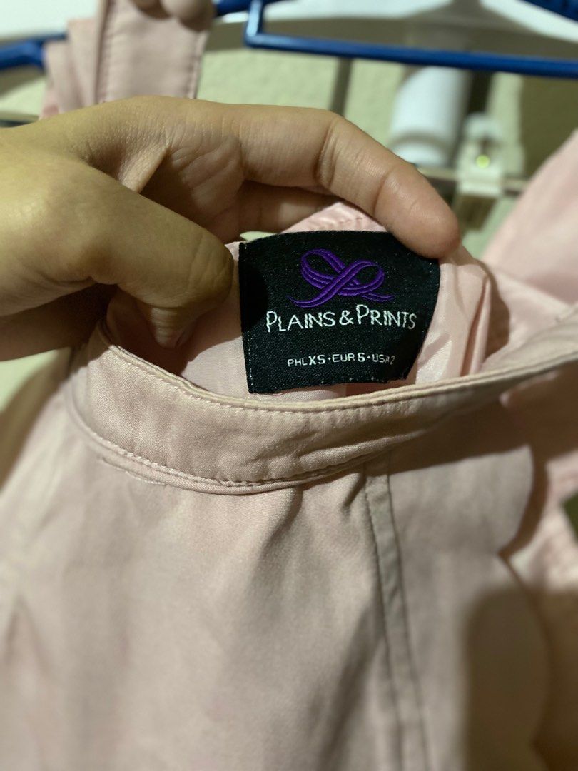 Plains and Prints Pink ruffled halter top (Category: Sleeveless) located in Manila. Submitted by lfpvi (Listing ID 1241982825, Image 2). Description: Like new rfs: decluttering Size: xs.