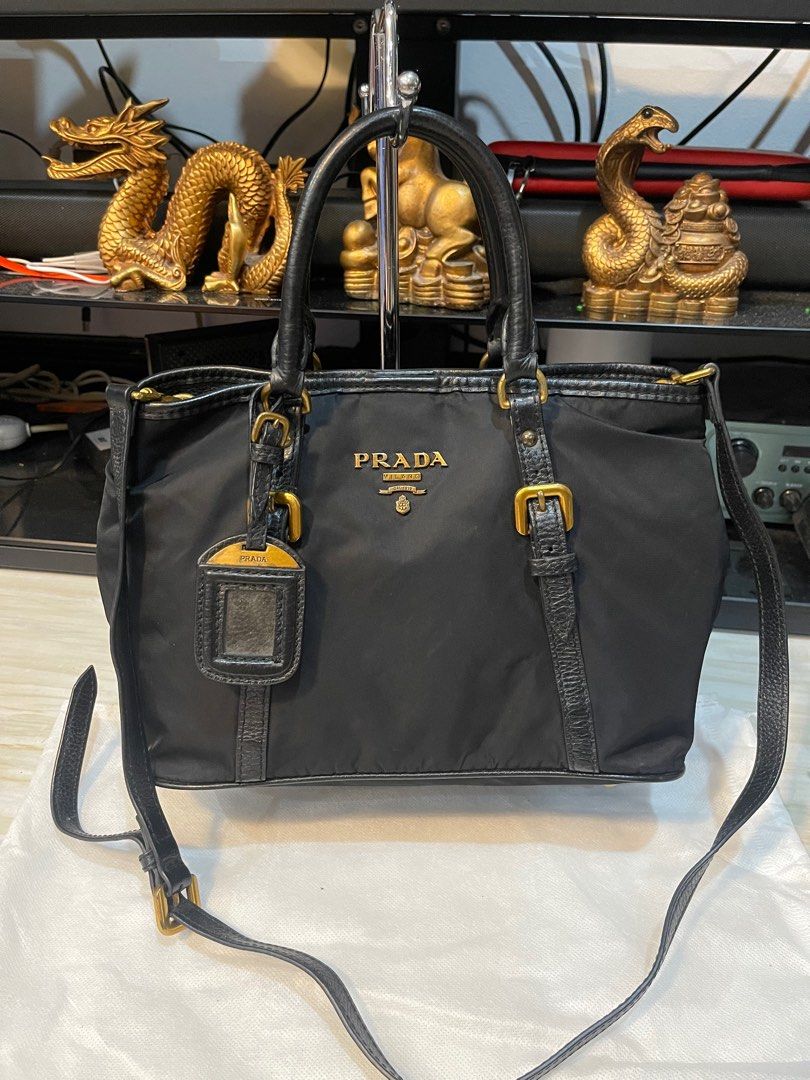 Preloved Pr@da 2way Nylon (Category: Luxury Bags & Wallets) located in Mandaluyong City. Submitted by Bhinda_Bagelyas_2 (Listing ID 1242022299, Image 1). Description: Preloved from Korea Genuine Leather /Nylon body Good Condition No Flaws 28cm Size Brass Gold Hardwares Hologram Lining inside Lampo Zipper Pls Check Photos.