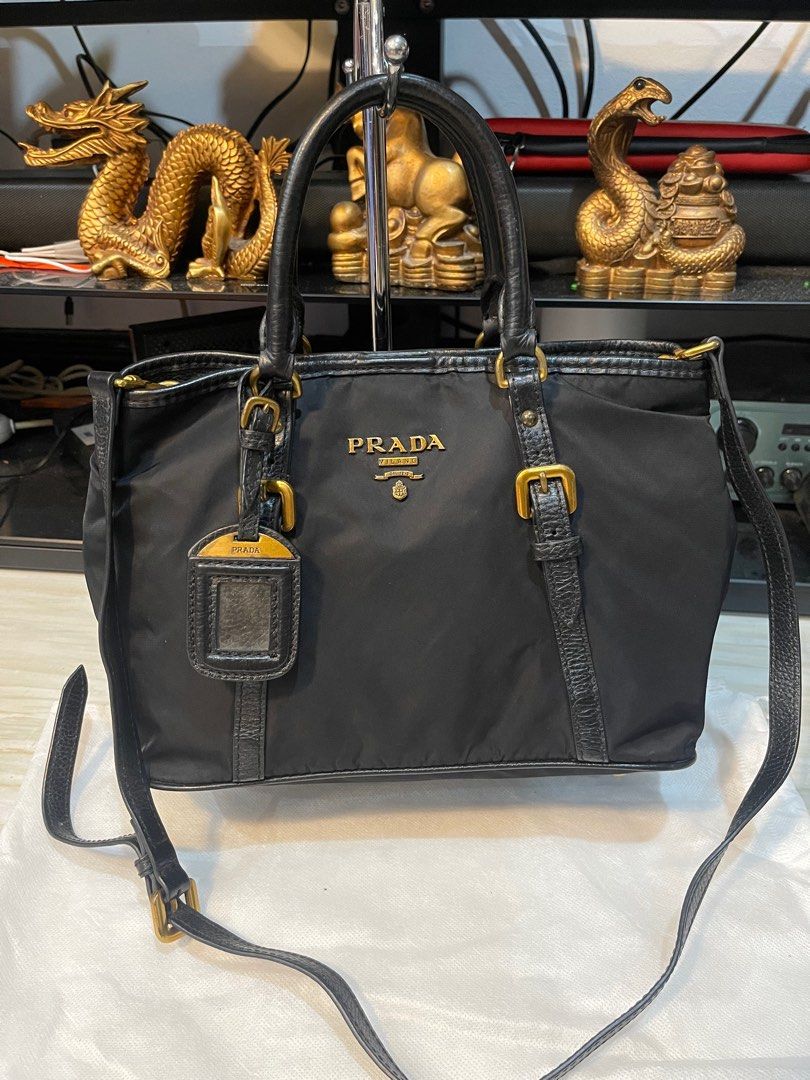 Preloved Pr@da 2way Nylon (Category: Luxury Bags & Wallets) located in Mandaluyong City. Submitted by Bhinda_Bagelyas_2 (Listing ID 1242022299, Image 2). Description: Preloved from Korea Genuine Leather /Nylon body Good Condition No Flaws 28cm Size Brass Gold Hardwares Hologram Lining inside Lampo Zipper Pls Check Photos.