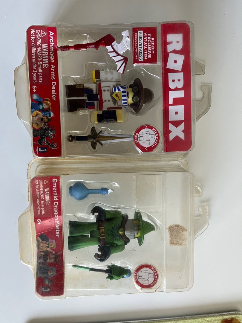 Roblox Action Collection - Archmage Arms Dealer Figure Pack [Includes  Exclusive Virtual Item] 