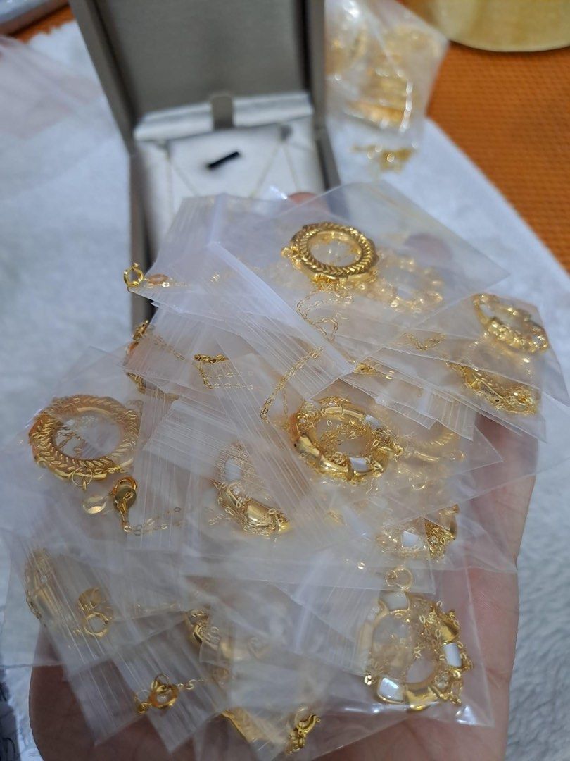 Serpentine Necklace 18Karat Gold (Category: Necklaces) located in Davao. Submitted by jewelrybox_cezsupera. (Listing ID 1242040691, Image 3). Description: P3,150 only ⭐️Serpentine Chain and Pendant ⭐️Real Gold 18Karat ⭐️Pawnable ⭐️With certificate of authenticity.