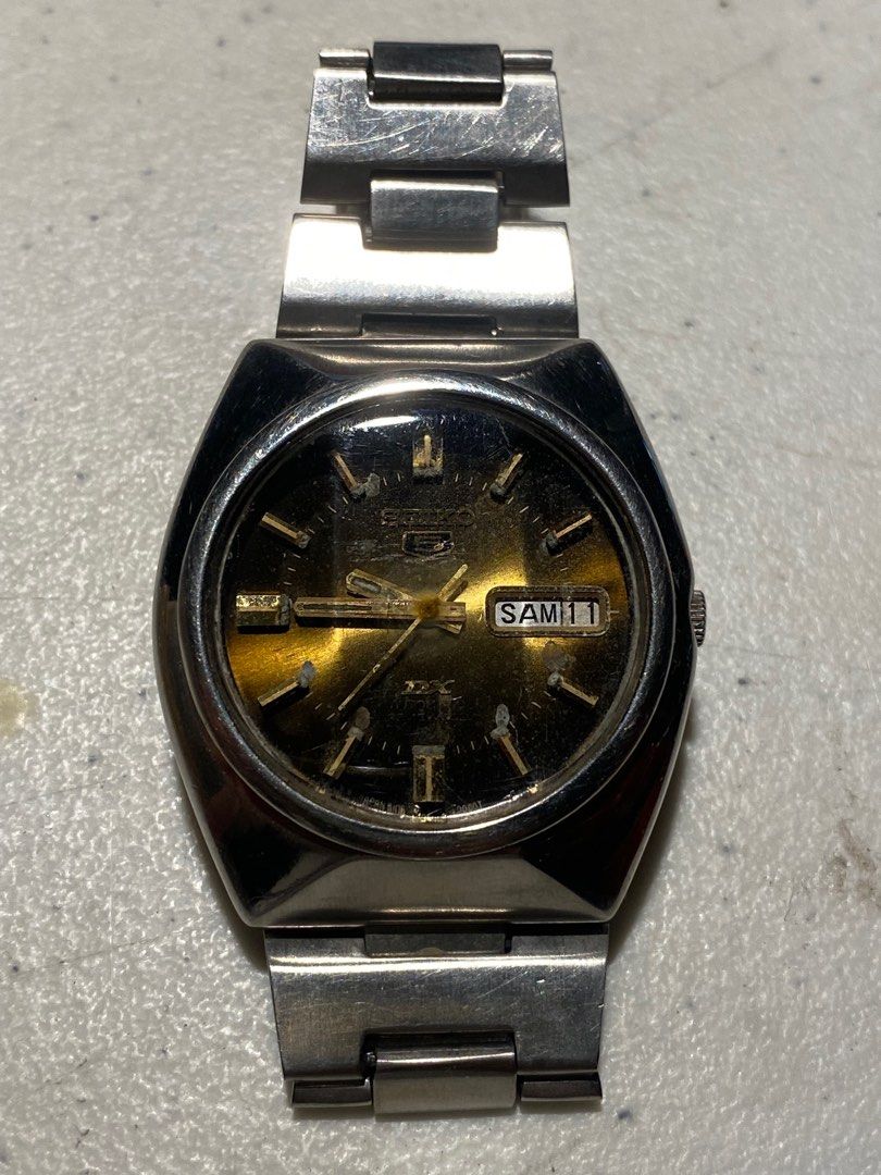 VINTAGE Seiko automatic with beveled glass (Category: Luxury Watches) located in Plaridel. Submitted by marcgaba (Listing ID 1242149178, Image 1). Description: 👉Interesting mostly for beveled glass (see 2nd pic) 👉Working when bought, now needs repair 👉No extra links and has become too tight for my wrist; meet-up to fit could be arranged.