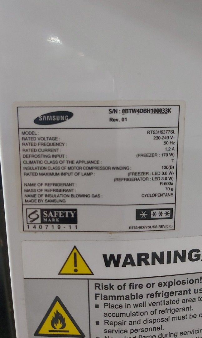 2 doors fridge. Freezer at top is good. Chiller below not cold 50 neg