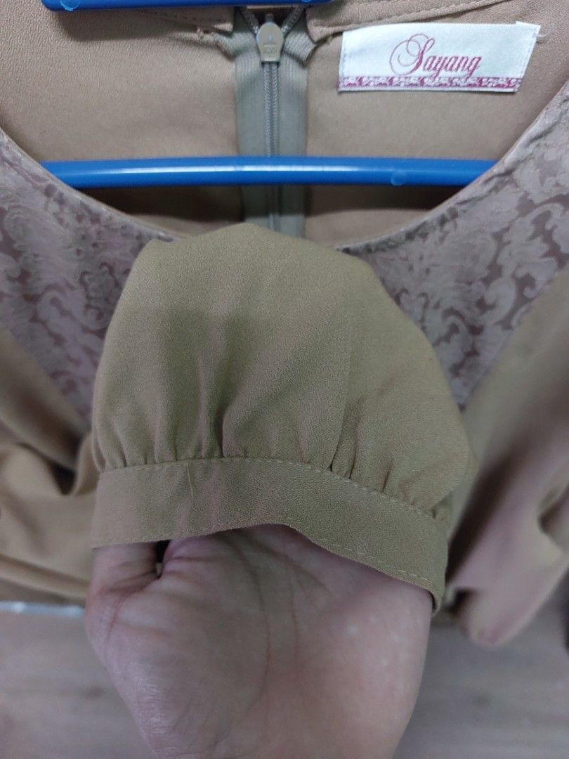 Blouse (Category: Blouses) located in Seremban. Submitted by themanis (Listing ID 1246496521, Image 3). Description: Blouse lengan panjang warna coklat. Kain crepe sedap, lembut. Size 2XL..