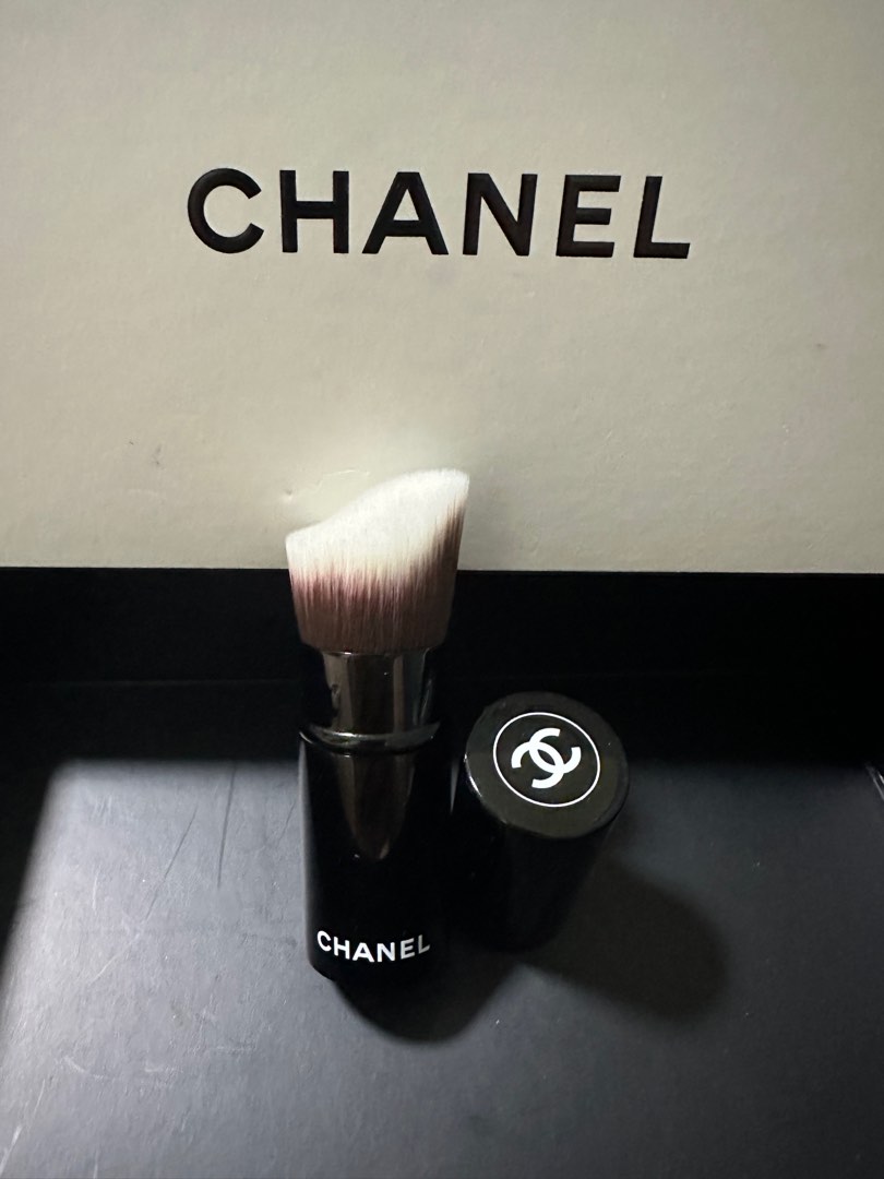 Chanel PINCEAU FOND DE TEINT RETRACTABLE N°103, Beauty & Personal Care,  Face, Makeup on Carousell