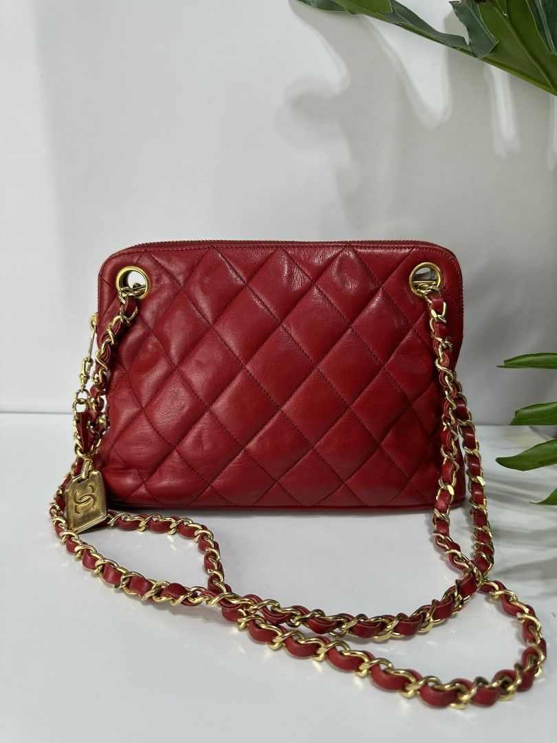 Chanel vinatage chain tote (Category: Luxury Bags & Wallets) located in Cabadbaran. Submitted by luxurysourcedbyjinx (Listing ID 1246431617, Image 1). Description: Chanel ghw giant cc logo medallion charm Series 1, holo intact Inclusions: dustbag.