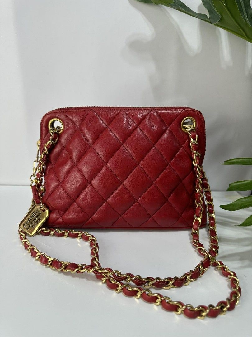 Chanel vinatage chain tote (Category: Luxury Bags & Wallets) located in Cabadbaran. Submitted by luxurysourcedbyjinx (Listing ID 1246431617, Image 2). Description: Chanel ghw giant cc logo medallion charm Series 1, holo intact Inclusions: dustbag.