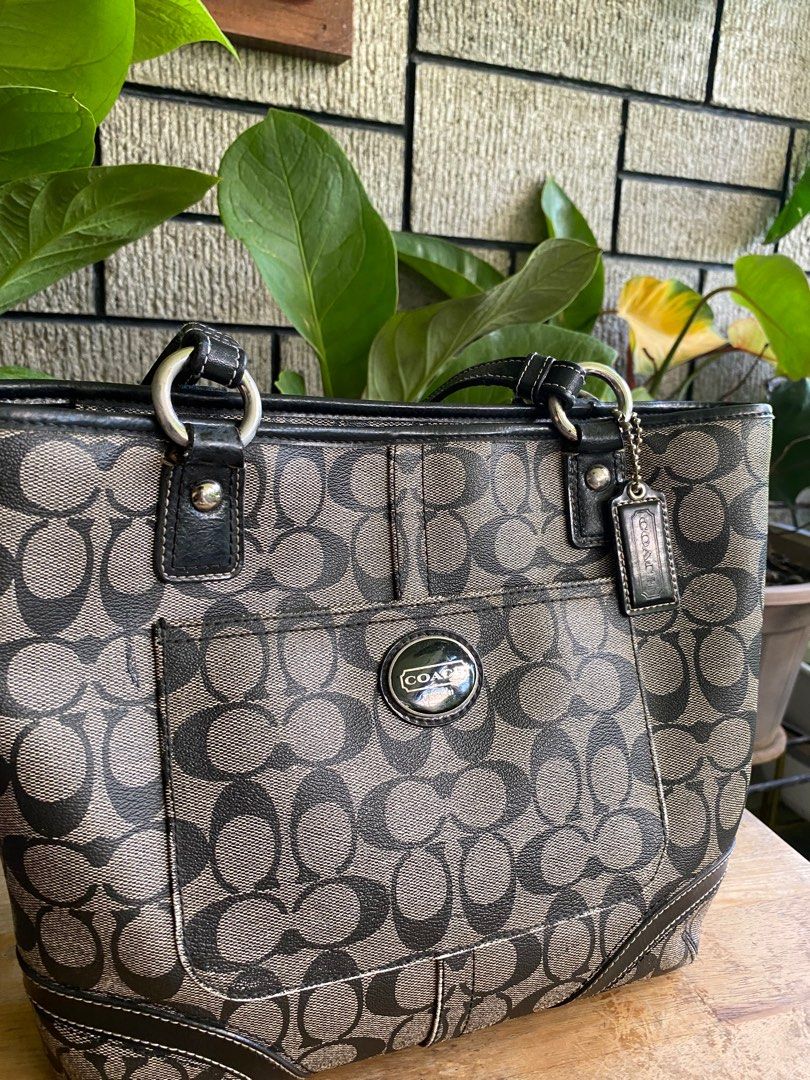 Coach Signature Heritage Peyton in Black/Grey (Category: Luxury Bags & Wallets) located in Cebu City. Submitted by jjanix (Listing ID 1246419663, Image 1). Description: condition: 8/10.