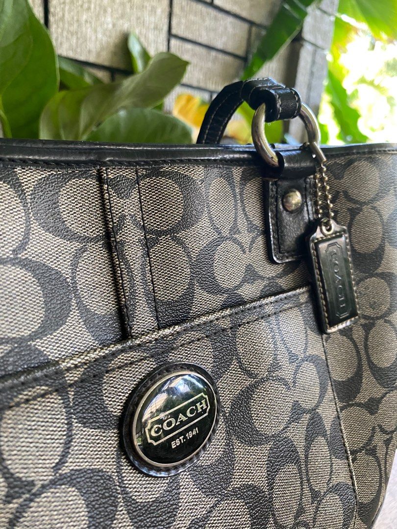 Coach Signature Heritage Peyton in Black/Grey (Category: Luxury Bags & Wallets) located in Cebu City. Submitted by jjanix (Listing ID 1246419663, Image 2). Description: condition: 8/10.