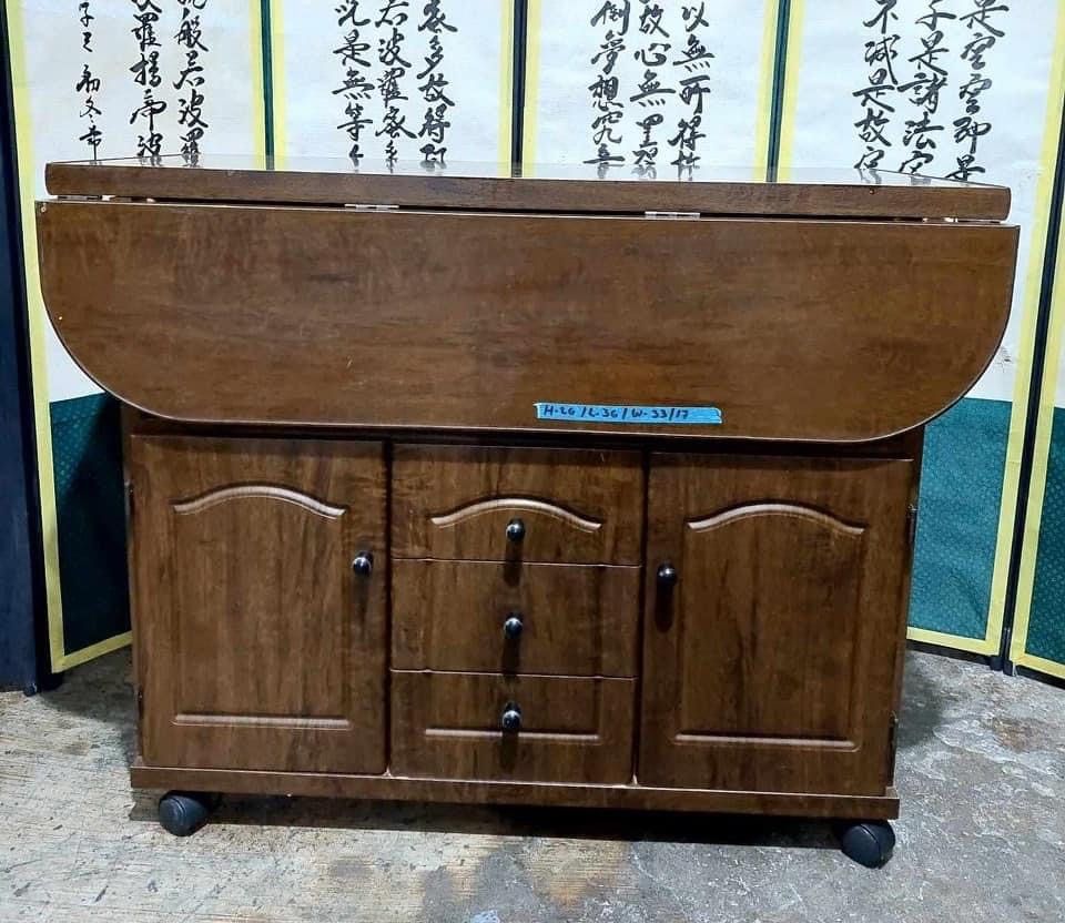 Expandable Dining table Japan surplus (Category: Tables & Sets) located in Manila. Submitted by Hezcki (Listing ID 1246467411, Image 1). Description: .