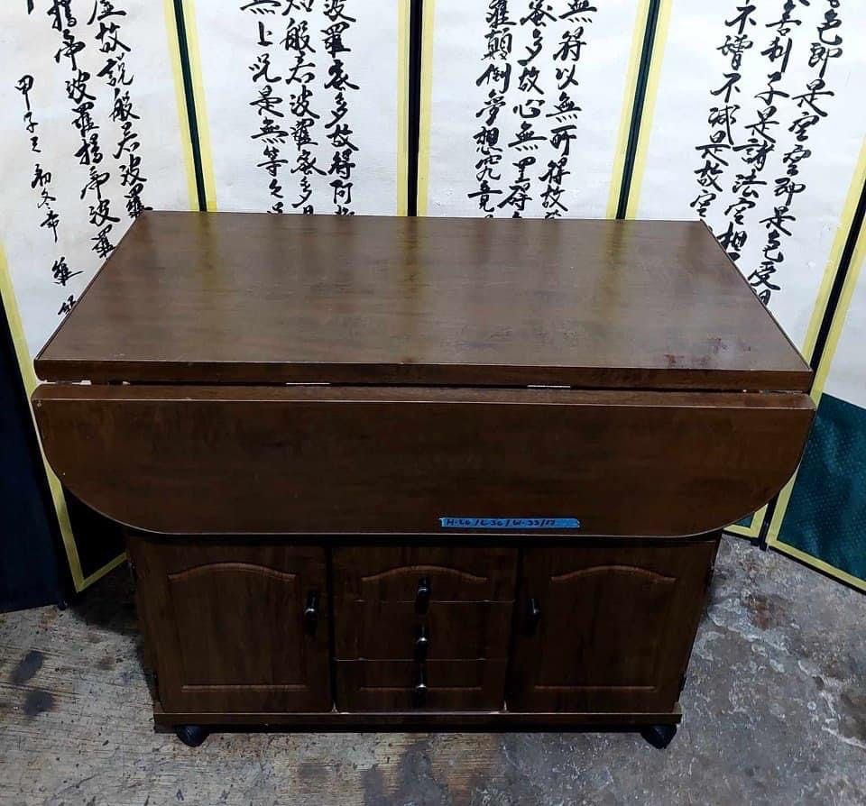 Expandable Dining table Japan surplus (Category: Tables & Sets) located in Manila. Submitted by Hezcki (Listing ID 1246467411, Image 3). Description: .