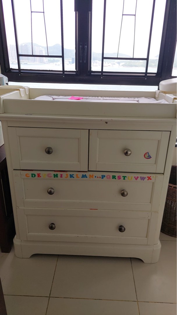 Free changing table, 兒童＆孕婦用品, 兒童傢具, 兒童傢具 換尿片 Carousell