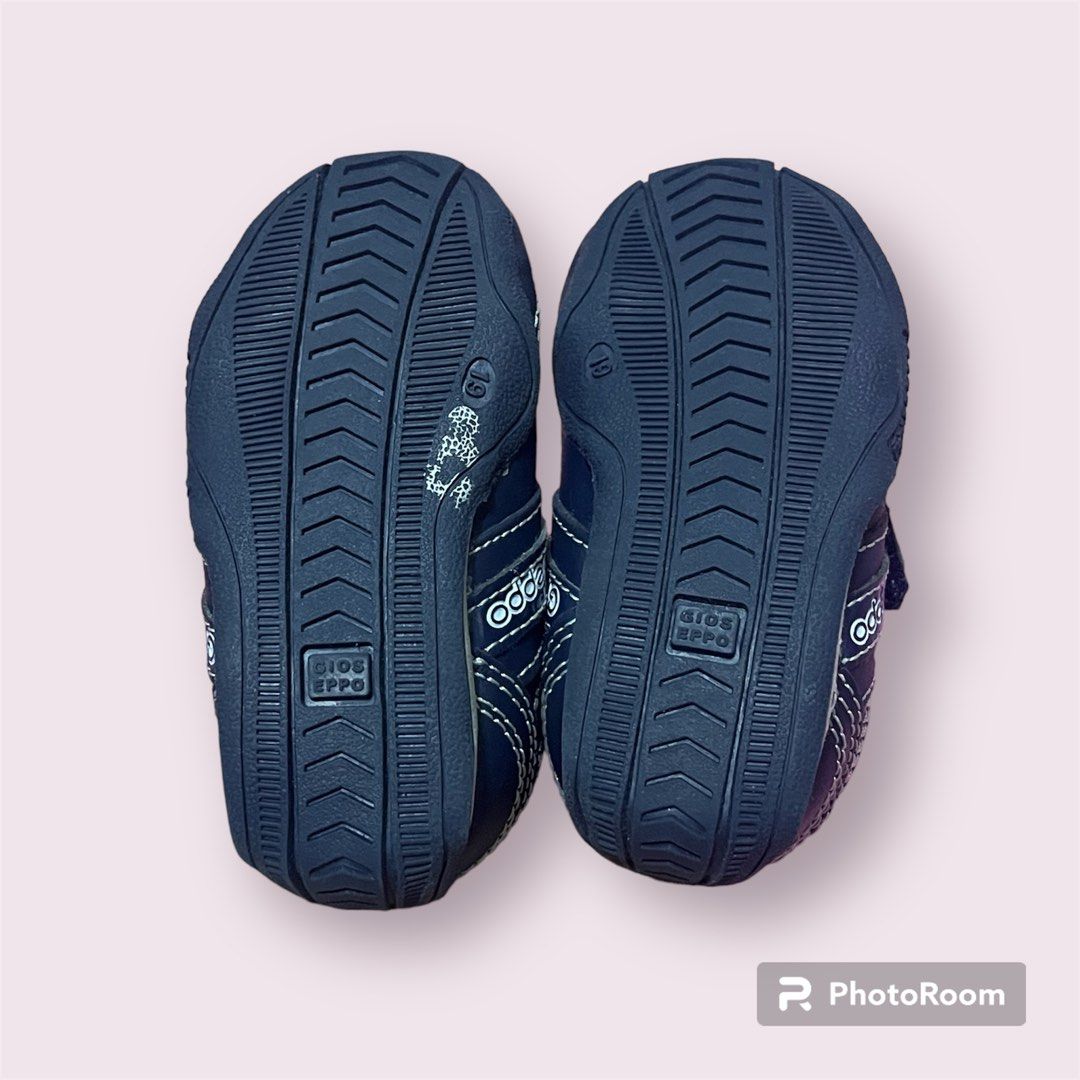 Gioseppo Kids Shoes (Category: Babies & Kids Fashion) located in Taguig. Submitted by tinvc (Listing ID 1246425715, Image 3). Description: Gioseppo Kids Shoes Size US 3.5 / Eu 19 (Please check size chart in the photos) Barely used but the back of the velcro strap is peeling off, I guess due to being stored for a long time. Doesn’t affect the function of the velcro strap. Loc: Near Vista Mall Taguig.