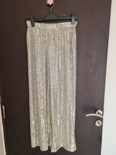 Love and flair SILVER Sequined Pants , never been used, never been washed, hanya lepas tag. Pefect for party.  #sequin #payet  jual rugi 600k blm ongkir ,  new mo sale jadi 500k, blm ongkir, no tawar