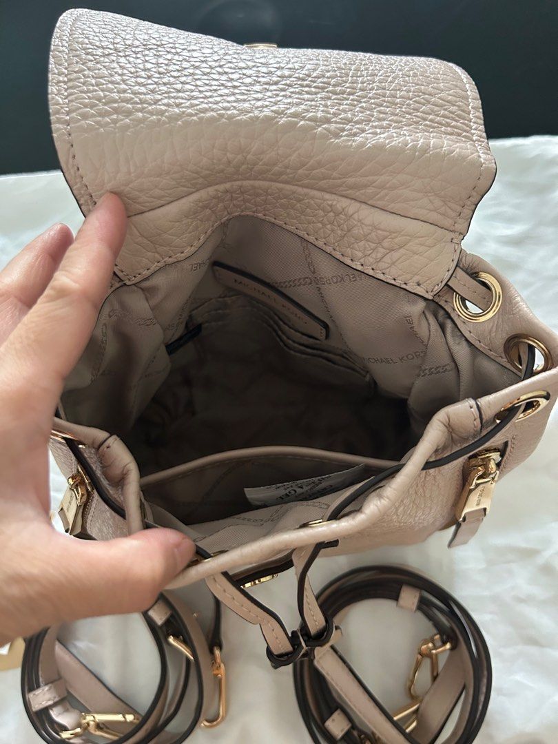 Michael Kors Convertible backpack/crossbody bag, 女裝, 手袋及銀包, 背囊- Carousell