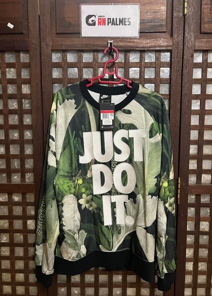 NIKE CREW NECK SWEATSHIRT for Sale Men s Fashion Activewear on Carousell