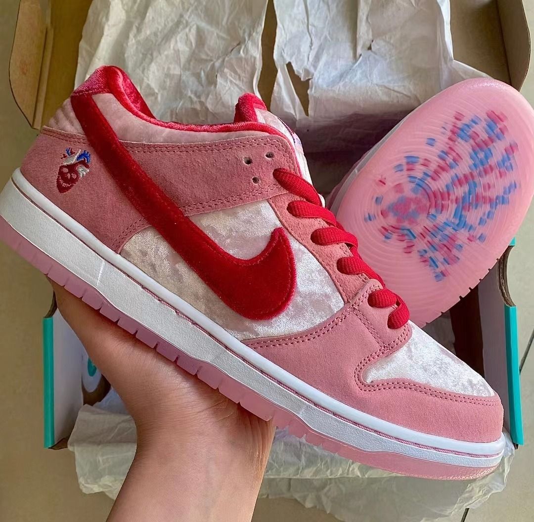 Nike Dunk SB Low SB Pro QS 情人節限定波鞋粉白, 預購- Carousell