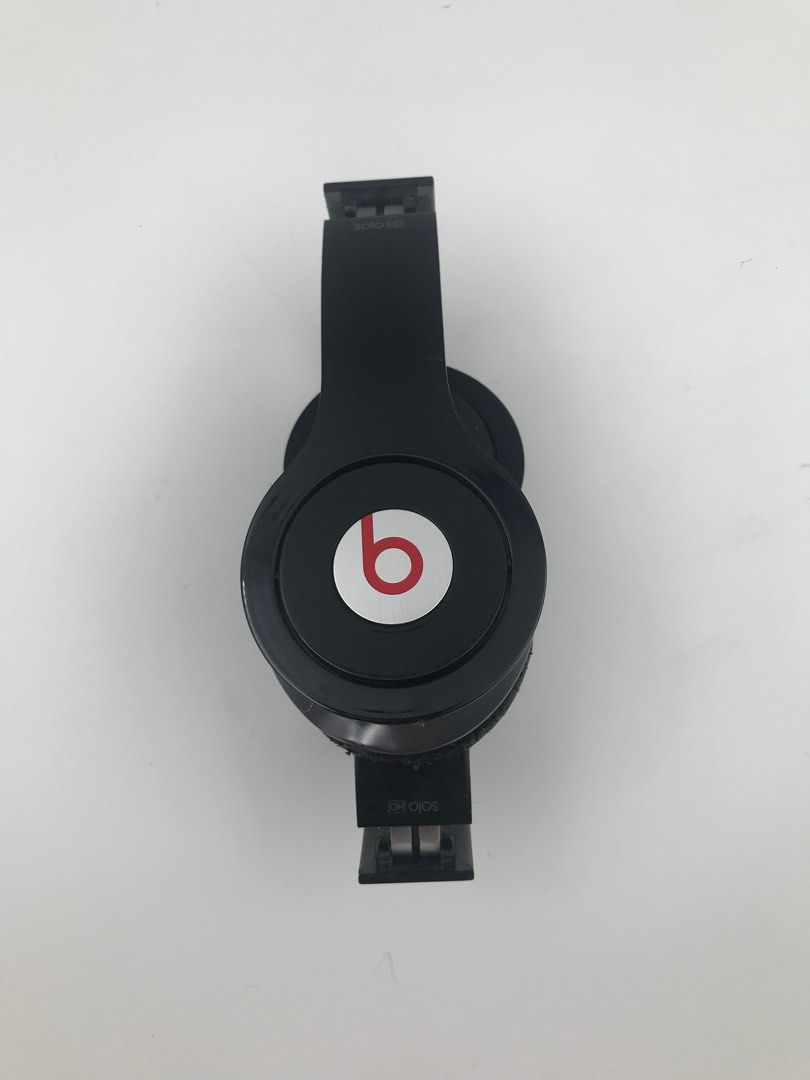 Beats Headphones Solo HD (Category: Headphones & Headsets) located in Quezon City. Submitted by pinkmoschino (Listing ID 1246503912, Image 1). Description: Not sure if legit, Need replacement wires, Need to change the pads, The white dots you see around the headset is just dust..